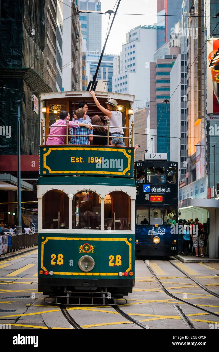 Il tram n. 28, uno dei due disponibili per il noleggio privato, noto localmente come "tram per feste", viaggia verso ovest lungo Des Voeux Road, Central, Hong Kong Island Foto Stock