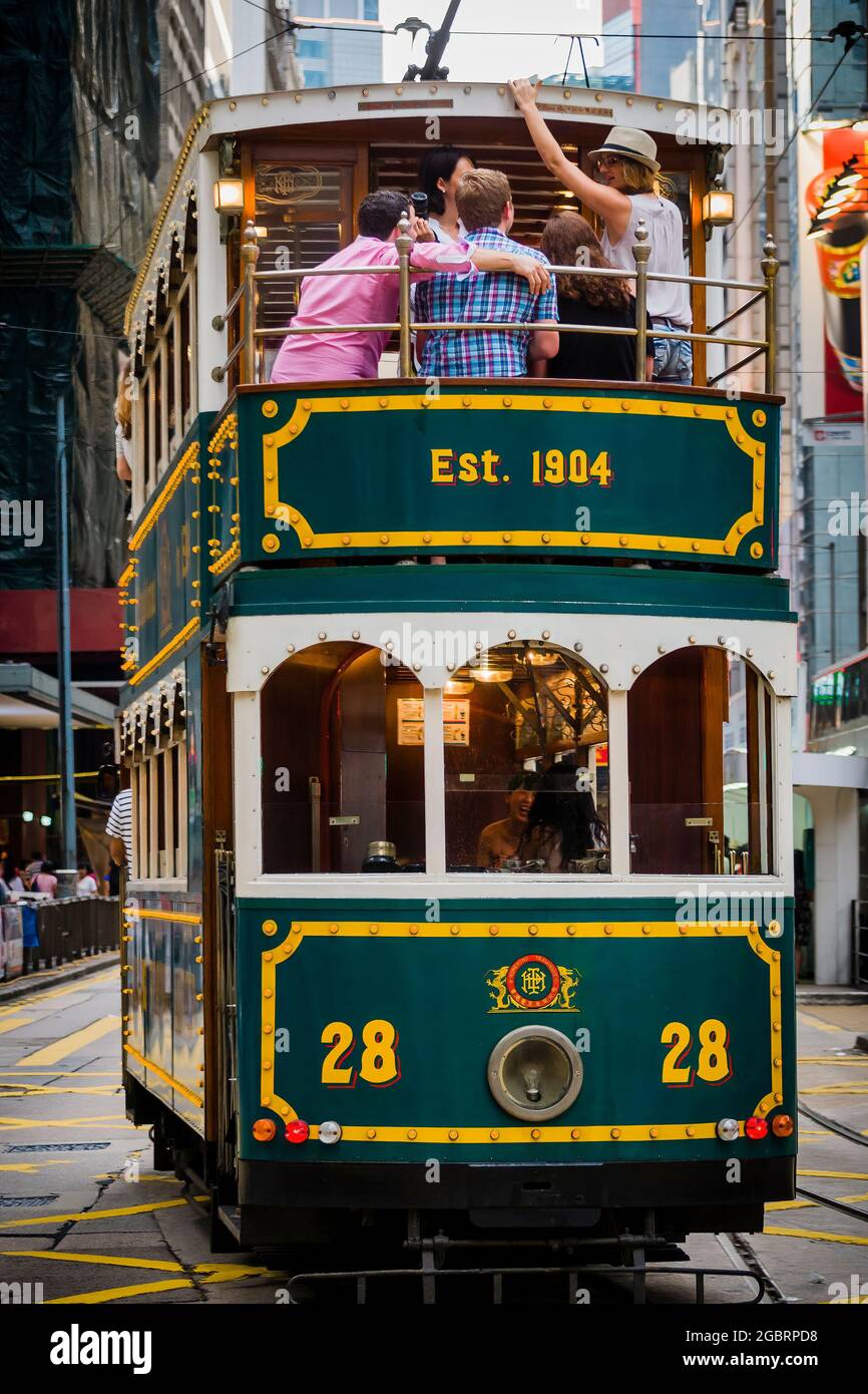 Il tram n. 28, uno dei due disponibili per il noleggio privato, noto localmente come "tram per feste", viaggia verso ovest lungo Des Voeux Road, Central, Hong Kong Island Foto Stock