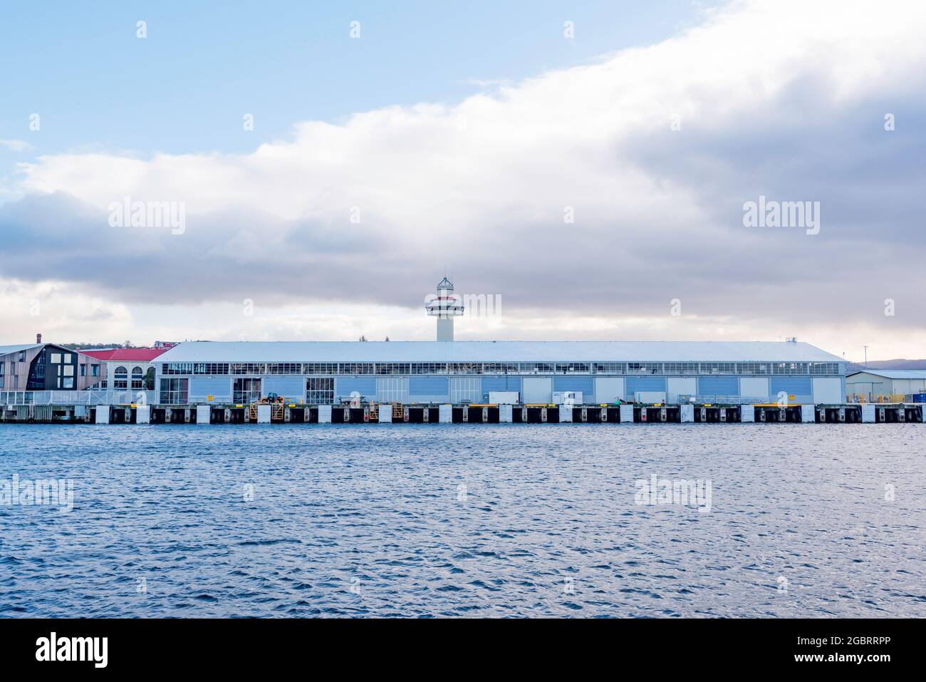 Il Macquarie Wharf 02 (MAC-02) si trova sul fiume Derwent e dietro di esso si trova la torre di controllo Marine & Safety Tasmania di Hobart, Tasmania, Australia Foto Stock