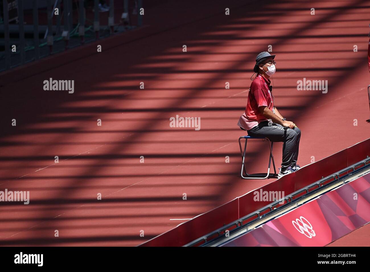 Tokyo, Giappone. 5 agosto 2021. Un giudice reagisce durante la finale maschile di 110m hurdles ai Giochi Olimpici di Tokyo 2020, a Tokyo, Giappone, 5 agosto 2021. Credit: Yibo/Xinhua/Alamy Live News Foto Stock