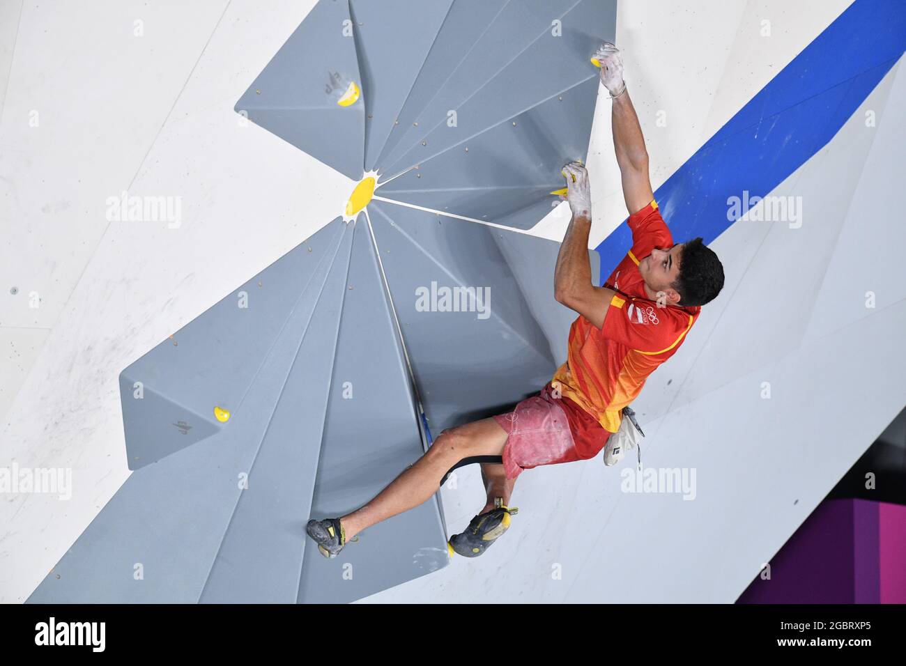 Tokyo, Giappone. Credito: MATSUO. 5 agosto 2021. GINES LOPEZ Alberto (ESP) Sport Climbing : finale di Bouldering, durante i Giochi Olimpici di Tokyo 2020 presso l'Aomi Urban Sports Park di Tokyo, Giappone. Credit: MATSUO .K/AFLO SPORT/Alamy Live News Foto Stock