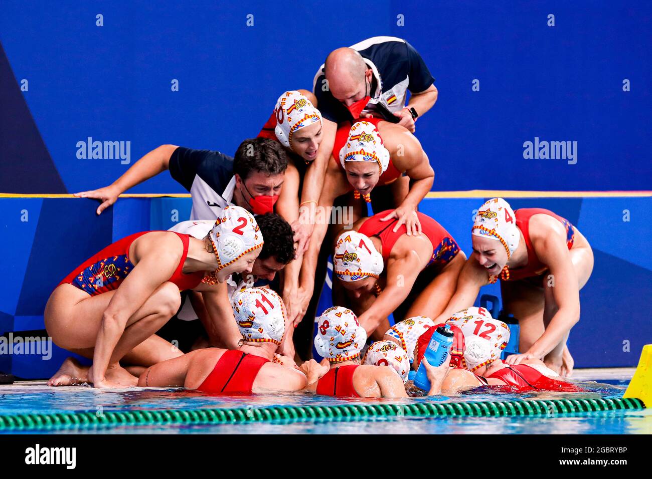 TOKYO, GIAPPONE - 5 AGOSTO: Team Spagna, Marta Bach di Spagna, MAICA Garcia di Spagna, Coach principale Miguel Oca Gaia di Spagna, Jordi Valls Nart di Spagna, Roser Tarrago Aymerich di Spagna, Maria del Pilar pena di Spagna, Clara Espar di Spagna, Irene Gonzalez di Spagna, Angel Andro Gaban di Spagna, Paula Leiton di Spagna, Bea Ortiz di Spagna durante il torneo olimpico di Waterpolo di Tokyo 2020 Femminifinale tra il Team Spagna e il Team Ungheria al Tatsumi Waterpolo Center il 5 agosto 2021 a Tokyo, Giappone (Foto di Marcel ter Bals/Orange Pictures) Foto Stock