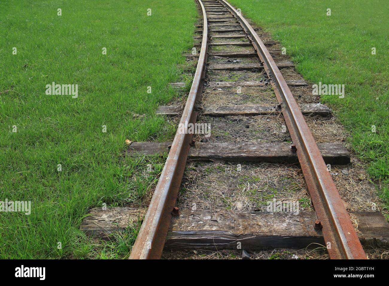 Parte di una ferrovia arrugginita in un campo in Polonia. Foto Stock