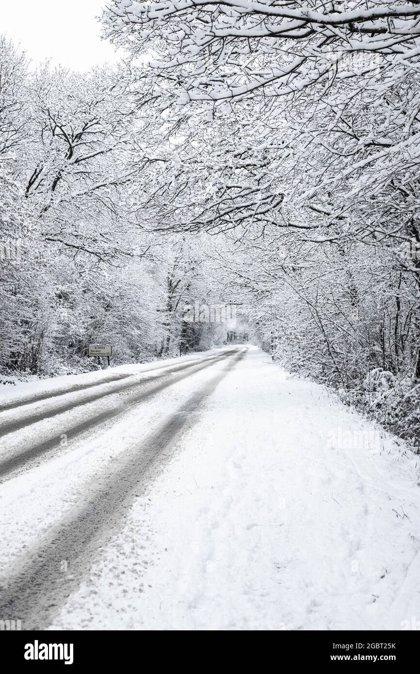 Una strada di campagna coperta di neve Foto Stock