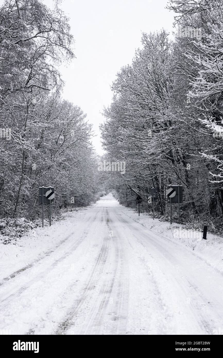 BORDON, REGNO UNITO - 05 gennaio 2021: A325 strada a Bordon, Hampshire coperto di neve Foto Stock