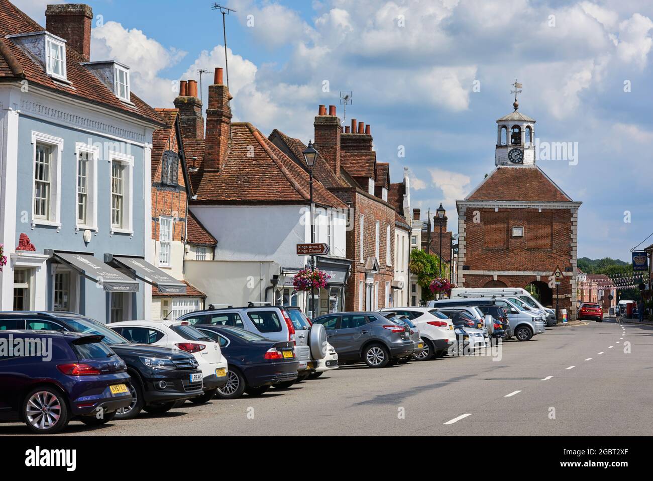High Street a Old Amersham, Buckinghamshire, Inghilterra meridionale, con il mercato Hall del XVII secolo Foto Stock