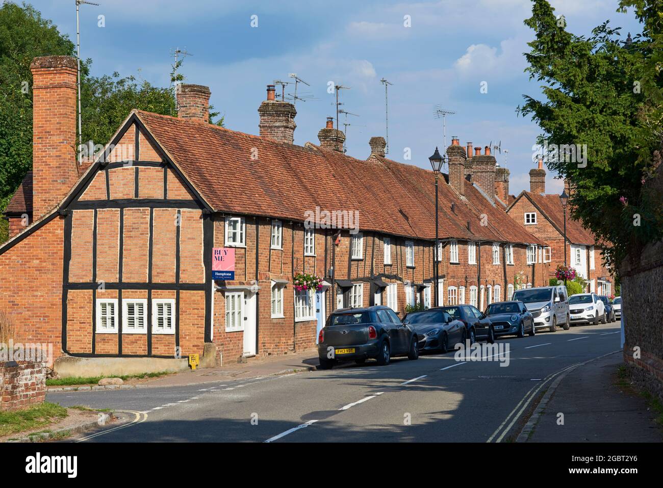 Fila di vecchi cottage in mattoni rossi lungo la High Street a Old Amersham, Buckinghamshire, Inghilterra meridionale Foto Stock