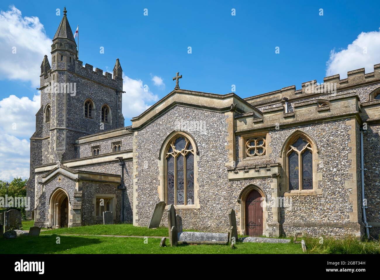 L'esterno della chiesa gotica inglese restaurata di Santa Maria la Vergine a Old Amersham, Buckinghamshire, Inghilterra meridionale Foto Stock