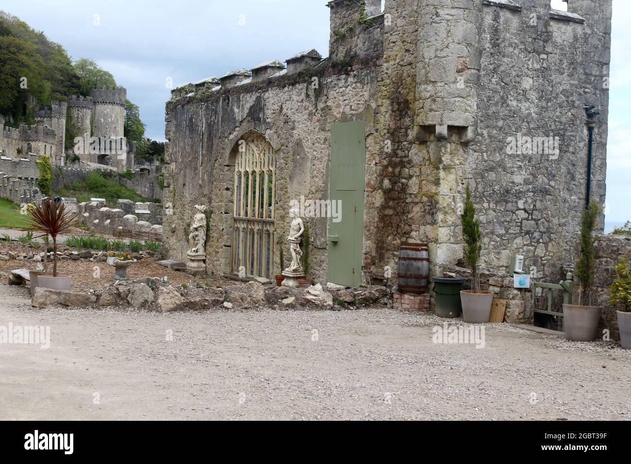 05 agosto 2021 sono una celebrità ritornerà a Gwrych Castle North Wales. Il team i'm a Celebrity si occupa del permesso di pianificazione del castello. L'applicazione chiede l'approvazione di un nuovo armadio elettrico, di nuove porte sul pullman e sul negozio del fabbro e di mantenere i tetti temporanei installati da ITV. Foto Stock