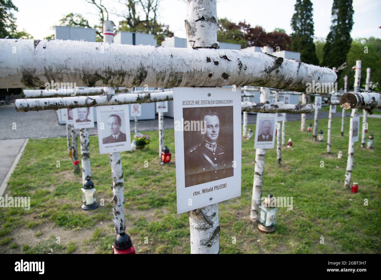 Foto di Witold Pilecki e immagini di soldati maledetti (Zolnierze Wykleci) in Quater L (Kwatera Laczka) dove sono tombe di massa di prigioniero politico Foto Stock