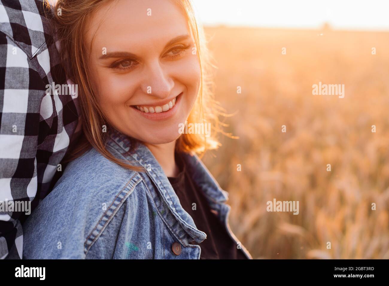 Ritratto di felice giovane donna sorridente durante il cammino in natura . Amore e felicità. Relazioni umane. Comprensione reciproca. Valori familiari. Buon nome Foto Stock