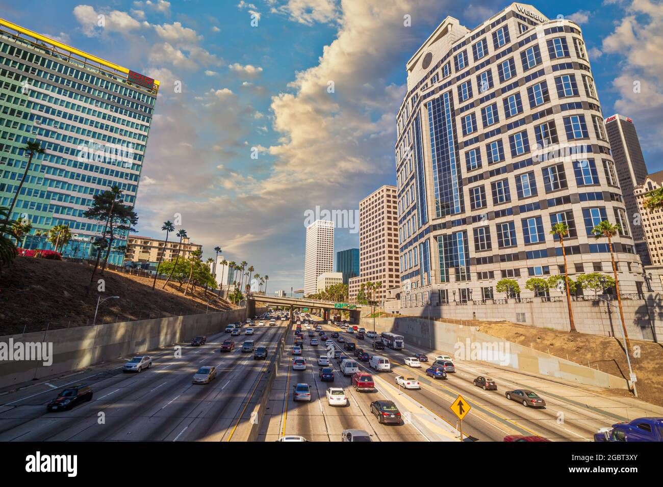 LOS ANGELES, CA - 5 GIUGNO 2019: La Harbor Freeway che si intrecciano tra i grattacieli nel centro di Los Angeles Foto Stock