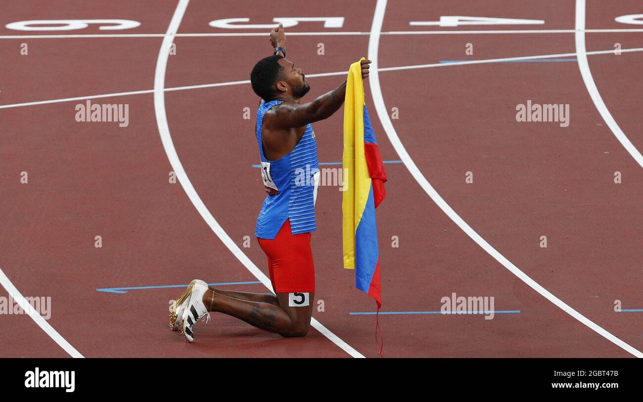 Tokyo, Giappone. 05 agosto 2021. Anthony Jose Zambrano, 44.08 anni, reagisce dopo aver vinto la medaglia d'argento durante la finale maschile di 400 m allo Stadio Olimpico durante le Olimpiadi estive del 2020 a Tokyo, Giappone, giovedì 5 agosto 2021. Foto di Bob strong/UPI Credit: UPI/Alamy Live News Foto Stock