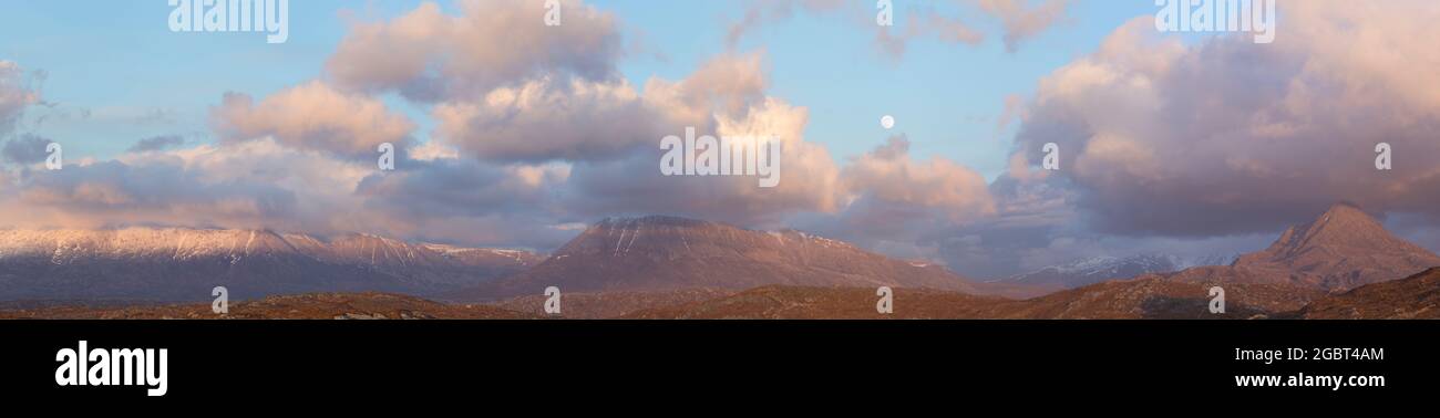 Panorama delle montagne del Sutherland, Scozia del Nord Foto Stock