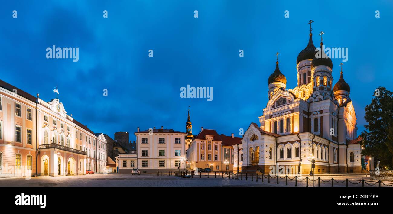 Tallinn, Estonia. Costruzione del Governo della Repubblica di Estonia e della Cattedrale Alexander Nevsky. Parlamento estone RiigikoguIn notte. Famoso Foto Stock