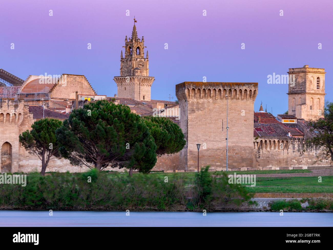 Le torri spiedono le facciate di vecchie case medievali nel quartiere storico della città al tramonto. Avignone. Francia. Provenza. Foto Stock