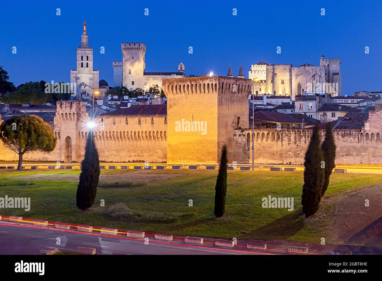 Le torri spiedono le facciate di vecchie case medievali nel quartiere storico della città al tramonto. Avignone. Francia. Provenza. Foto Stock