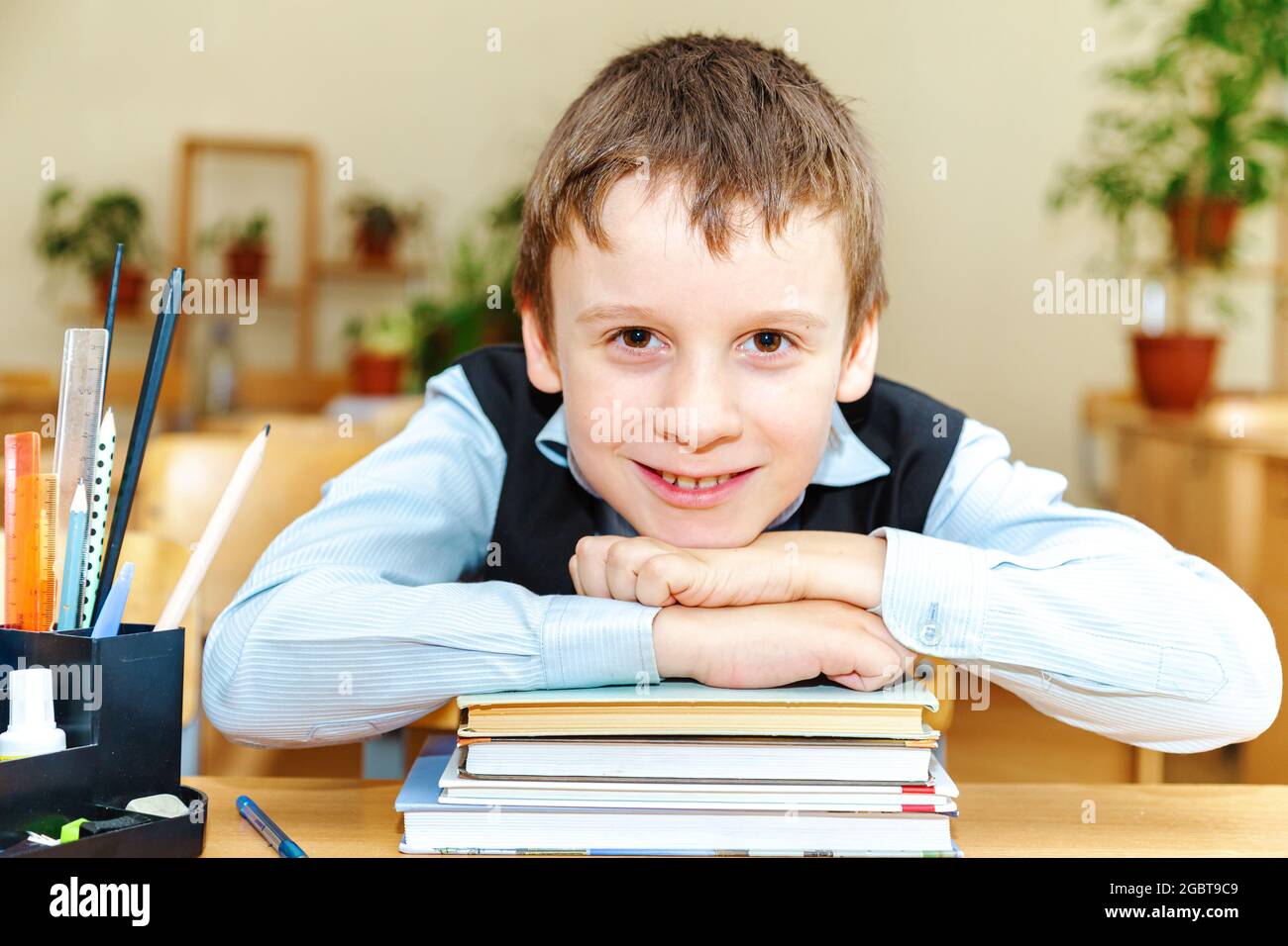 Scolaro serio in classe. Studente della scuola elementare. Ritorno a scuola. Foto Stock