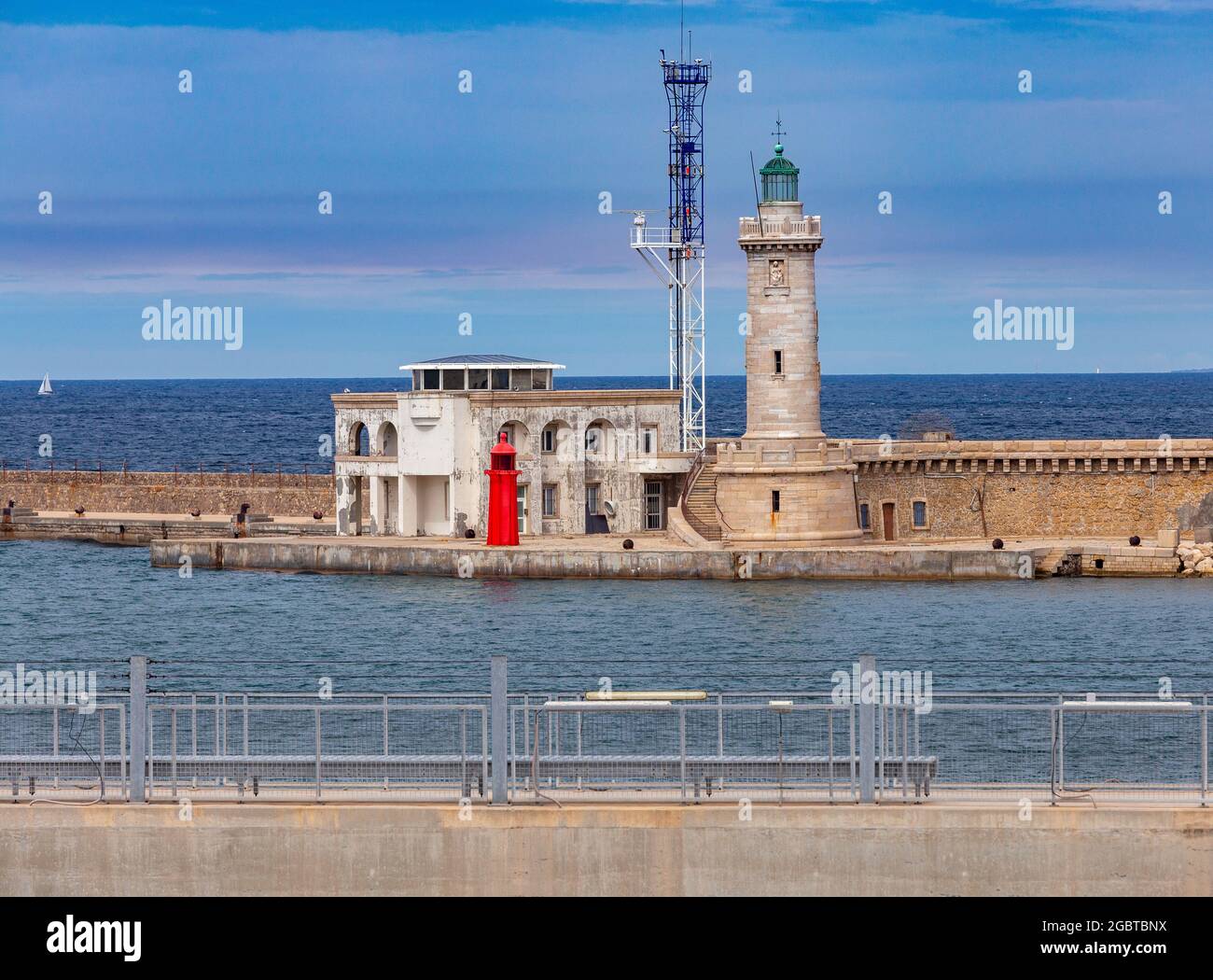 Vecchio faro in pietra nel porto vecchio. Marsiglia. Francia. Foto Stock