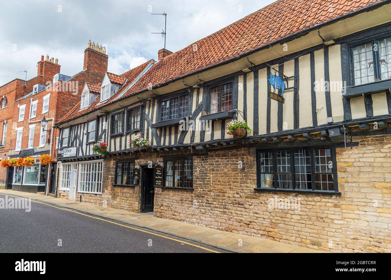 Vine Street, Grantham, Lincolnshire, Regno Unito con la Blue Pig casa pubblica all'angolo Foto Stock