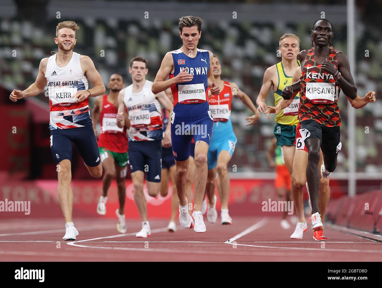 Tokyo, Giappone. 5 agosto 2021. Jakob Ingebrigtsen (C) di Norvegia e Abel Kipsang (R) di Kenya si sfidano durante la semifinale maschile di 1500 m ai Giochi Olimpici di Tokyo 2020, a Tokyo, Giappone, il 5 agosto 2021. Credit: Jia Yuchen/Xinhua/Alamy Live News Foto Stock