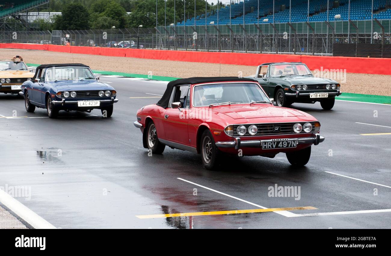 I membri del club dei proprietari di Stag celebrano il suo anniversario d'oro, con una speciale sfilata di brani al Silverstone Classic 2021 Foto Stock