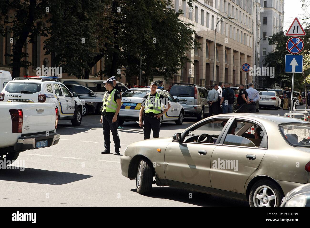 Non esclusivo: KIEV, UCRAINA - 4 AGOSTO 2021 - gli ufficiali di polizia nazionali stanno al di fuori del gabinetto dei ministri edificio durante i poli speciali Foto Stock