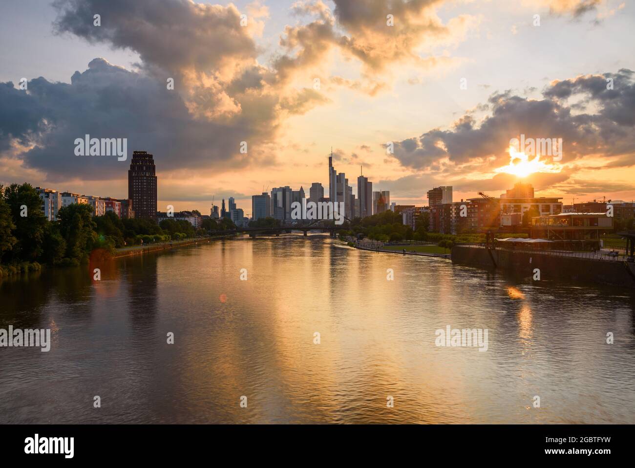 Lo skyline di Francoforte al tramonto Foto Stock