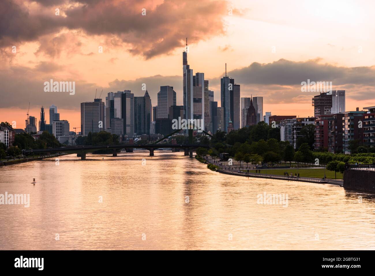 Vista del quartiere finanziario di Francoforte al tramonto in estate Foto Stock
