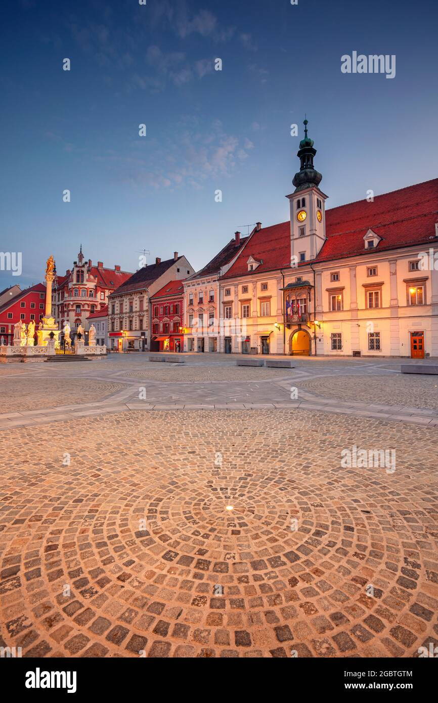 Maribor, Slovenia. Immagine del paesaggio urbano di Maribor, Slovenia con la piazza principale e il municipio all'alba estiva. Foto Stock