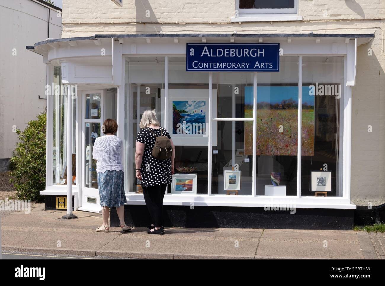 Piccola impresa UK; galleria d'arte locale che vende dipinti, Aldeburgh High Street, Aldeburgh Suffolk UK Foto Stock