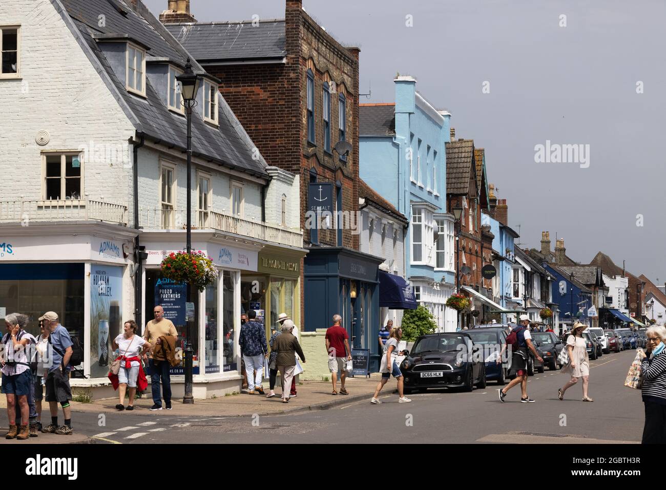 High Street, Aldeburgh Suffolk UK; una mattinata impegnativa nella città di Aldeburgh, Suffolk Inghilterra UK Foto Stock