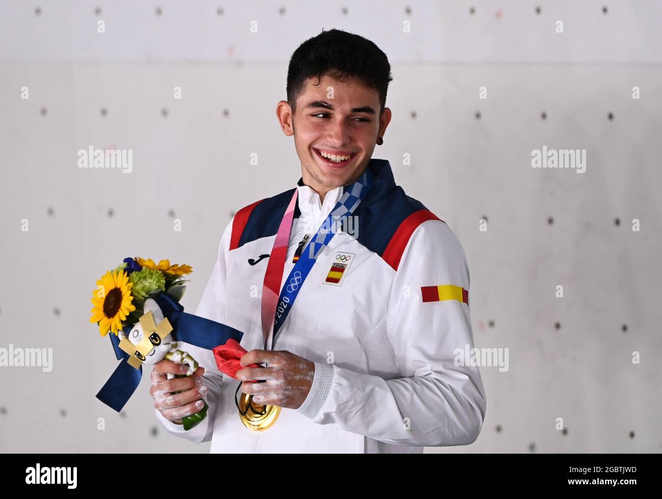 Tokyo, Giappone. 05 agosto 2021. Arrampicata: Olimpiadi, combinata, uomini, finale al Parco Sportivo Urbano Aomi. Alberto Gines Lopez, spagnolo, si acclama con la sua medaglia d'oro durante la cerimonia di premiazione. Credit: Marijan Murat/dpa/Alamy Live News Foto Stock