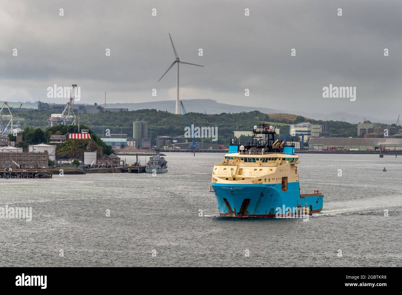 Cobh, Contea di Cork, Irlanda. 5 agosto 2021. MET Éireann ha emesso un avvertimento giallo per pioggia intensa e temporali che porterà a inondazioni localizzate e condizioni di guida pericolose. L'avviso è in vigore fino alle 22.00 di stasera. Il Cork Pilot è a bordo di una nave di fornitura offshore "Maersk Mariner" per pilotarla fuori dal porto, con LÉ William Butler Yeats ormeggiato alla base navale di Haulbowline. Credit: AG News/Alamy Live News Foto Stock