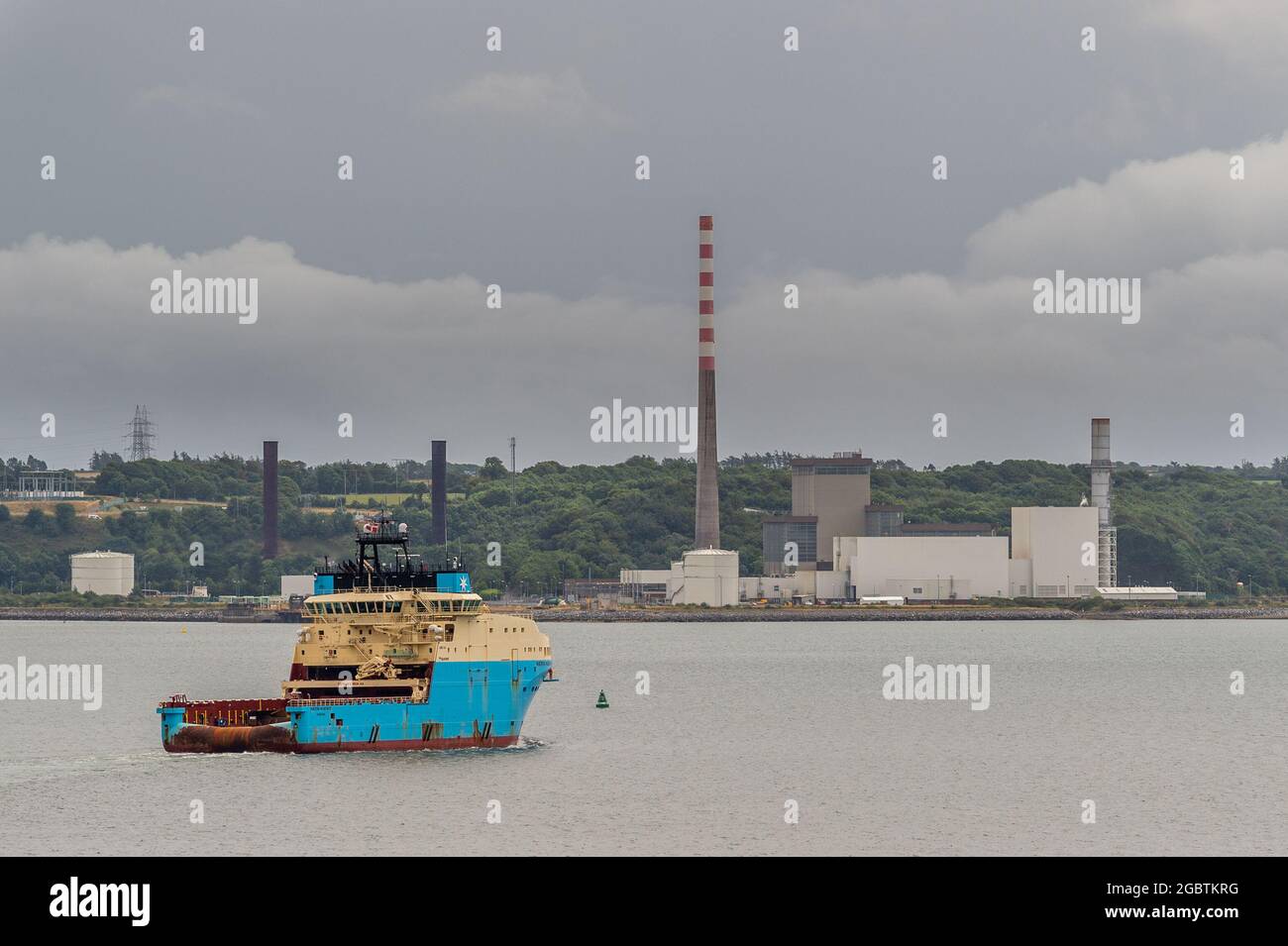 Cobh, Contea di Cork, Irlanda. 5 agosto 2021. MET Éireann ha emesso un avvertimento giallo per pioggia intensa e temporali che porterà a inondazioni localizzate e condizioni di guida pericolose. L'avviso è in vigore fino alle 22.00 di stasera. La nave di rifornimento offshore "Maersk Mariner" passa davanti alla centrale elettrica di Aghada quando parte dal porto di Cork. Credit: AG News/Alamy Live News Foto Stock