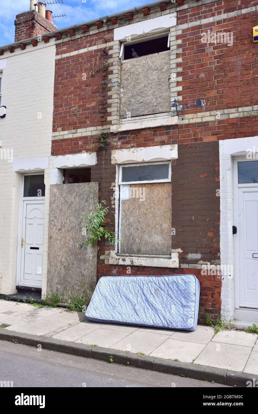 Casa a schiera in città abbandonata nel centro di Middlesbrough. Ha anche ottenuto vegetazione germogliando dal muratore, rami di un buddleia Foto Stock