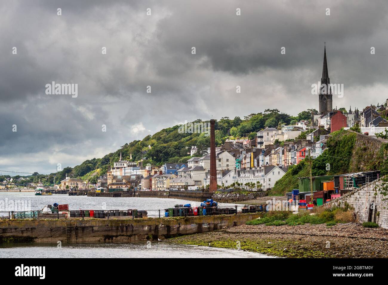 Cobh, Contea di Cork, Irlanda. 5 agosto 2021. MET Éireann ha emesso un avvertimento giallo per pioggia intensa e temporali che porterà a inondazioni localizzate e condizioni di guida pericolose. L'avviso è in vigore fino alle 22.00 di stasera. La città di Cobh è stata colpita dalle docce tutto il giorno di oggi. Credit: AG News/Alamy Live News Foto Stock