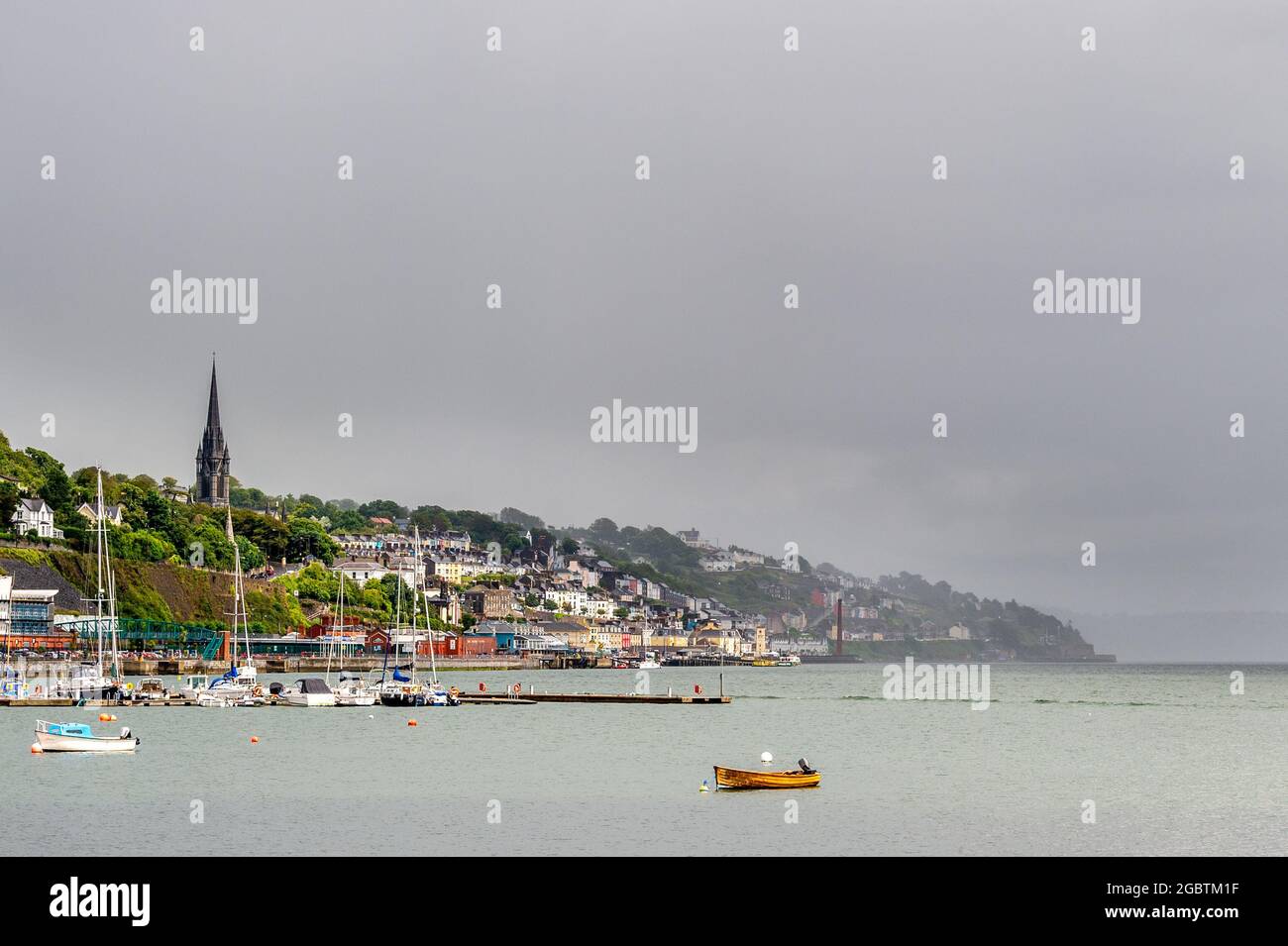 Cobh, Contea di Cork, Irlanda. 5 agosto 2021. MET Éireann ha emesso un avvertimento giallo per pioggia intensa e temporali che porterà a inondazioni localizzate e condizioni di guida pericolose. L'avviso è in vigore fino alle 22.00 di stasera. La città di Cobh è stata colpita dalle docce tutto il giorno di oggi. Credit: AG News/Alamy Live News Foto Stock