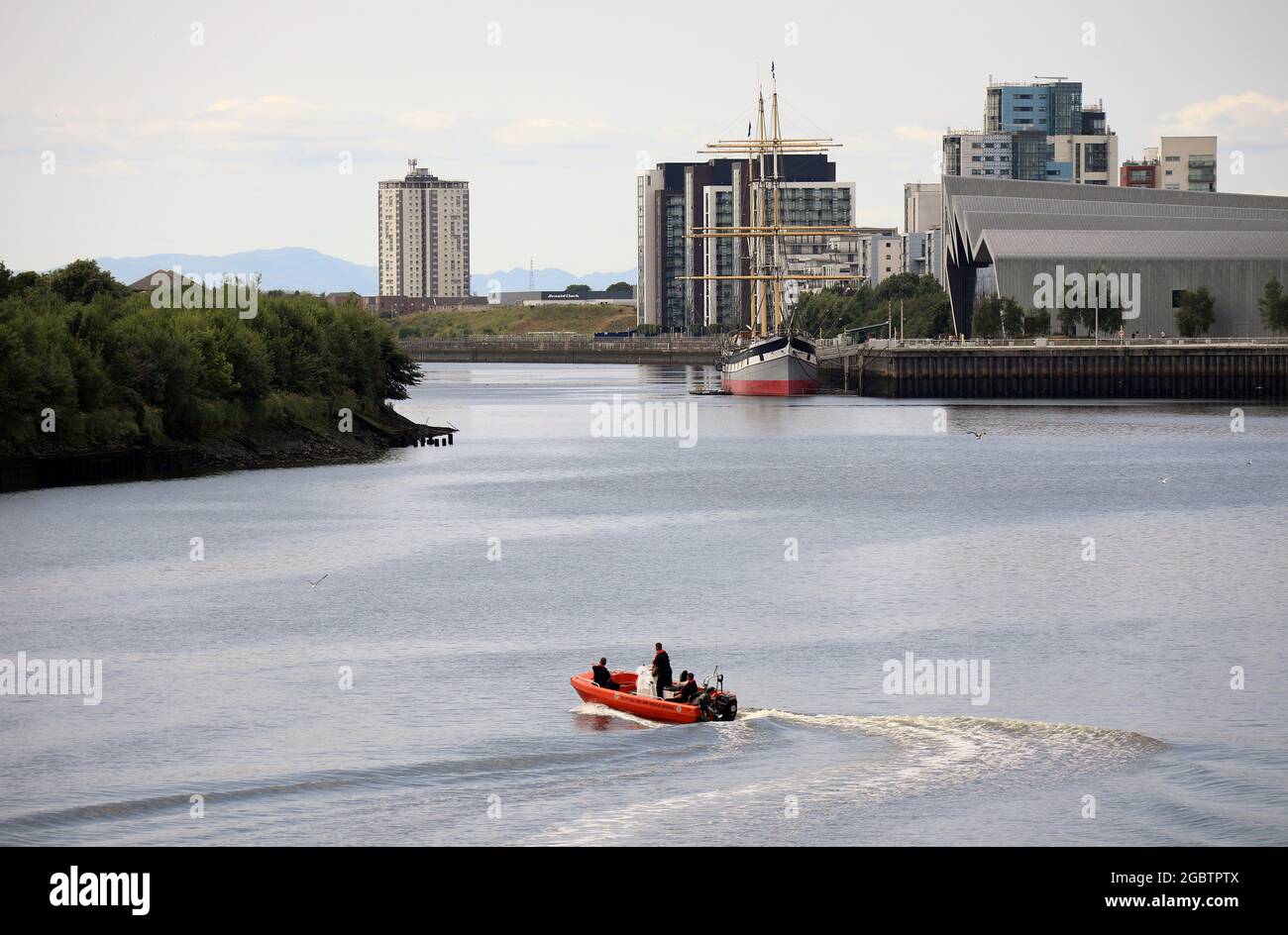 Scottish Fire and Rescue Service barca sul fiume Clyde vicino al Riverside Museum Foto Stock