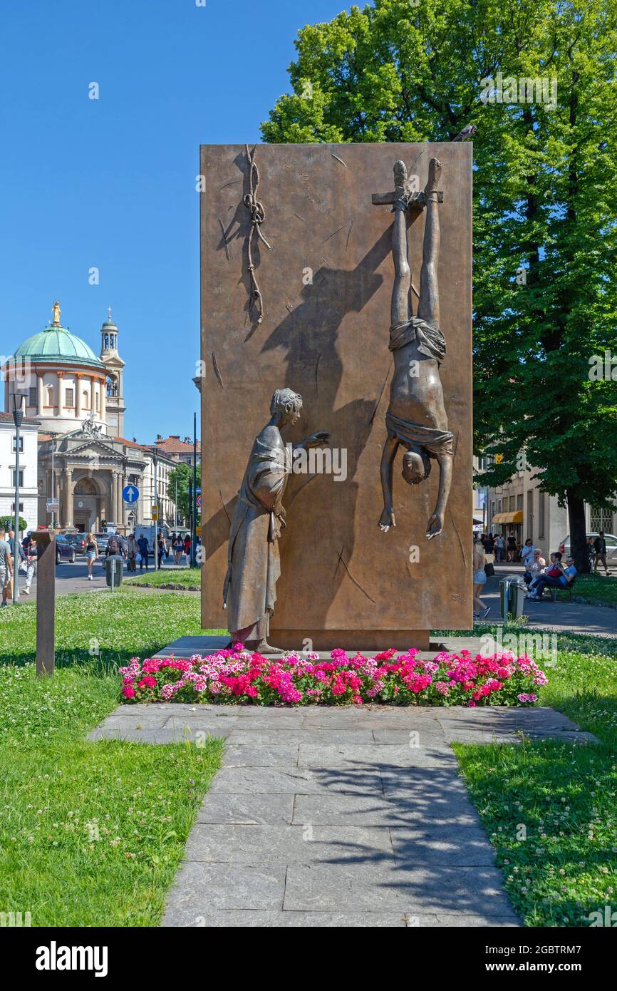 Bergamo, Italia - 13 giugno 2019: Memoriale della Guerra del Muro di bronzo di Giacomo Manzu dedicato alle vittime della resistenza italiana a Bergamo, Italia. Foto Stock