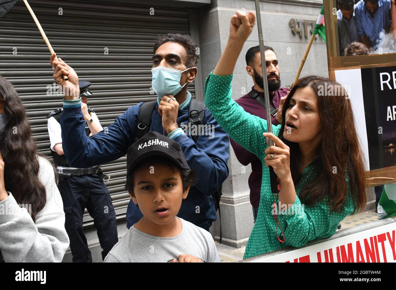 Indian High commission Londra, Regno Unito. 5 agosto 2021. Il Kashmiris protesta contro il terzo anno di pesanti blocchi e oppressioni militarizzati dall'esercito indiano. Il massacro più alto della storia moderna 80,000 kashmiris uccisi. Credit: Picture Capital/Alamy Live News Foto Stock