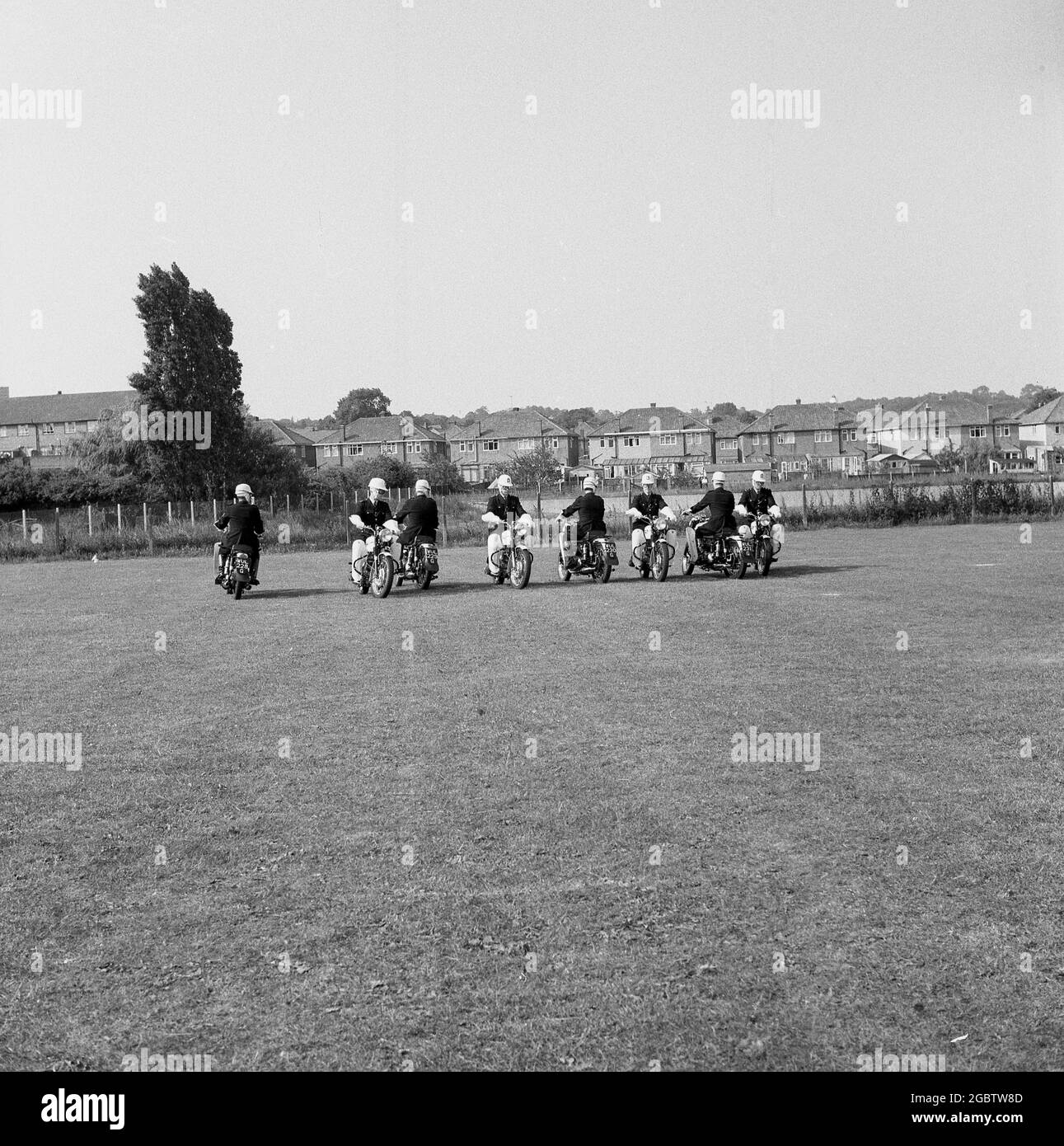 1969, storico, un team di esposizione motociclistica che fa una dimostrazione al Raphael Park, Romford, Havering, Essex, Regno Unito. Aperto nel 1904, il terreno per il parco pubblico fu un dono al popolo di Romford da Sir Herbert Raphael MP, che fu chiamato dopo. Foto Stock
