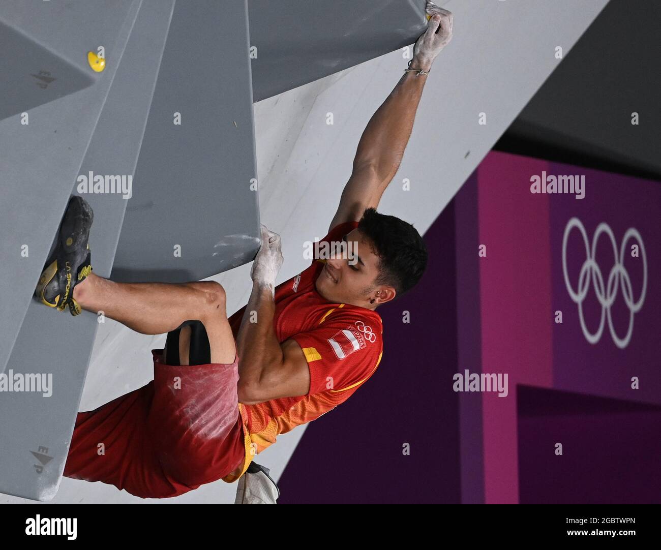 Tokyo, Giappone. 05 agosto 2021. Arrampicata: Olimpiadi, combinata, Bouldering, uomini, finale al Parco Sportivo Urbano Aomi. Alberto Gines Lopez sul muro. Credit: Marijan Murat/dpa/Alamy Live News Foto Stock