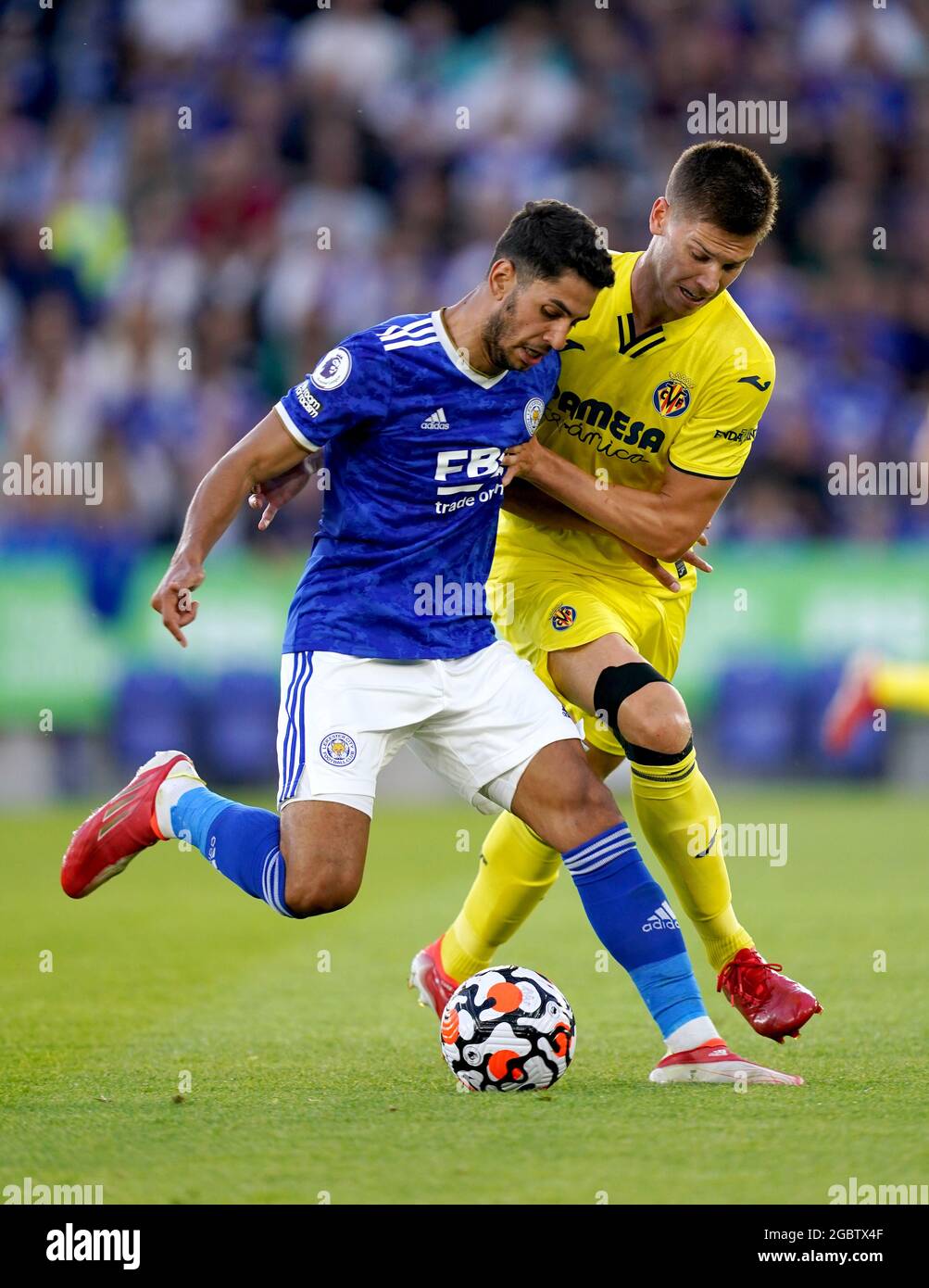 Ayoze Perez di Leicester City (a sinistra) e Juan Foyth di Villareal combattono per la palla durante la partita pre-stagione al King Power Stadium di Leicester. Data immagine: Mercoledì 4 agosto 2021. Foto Stock