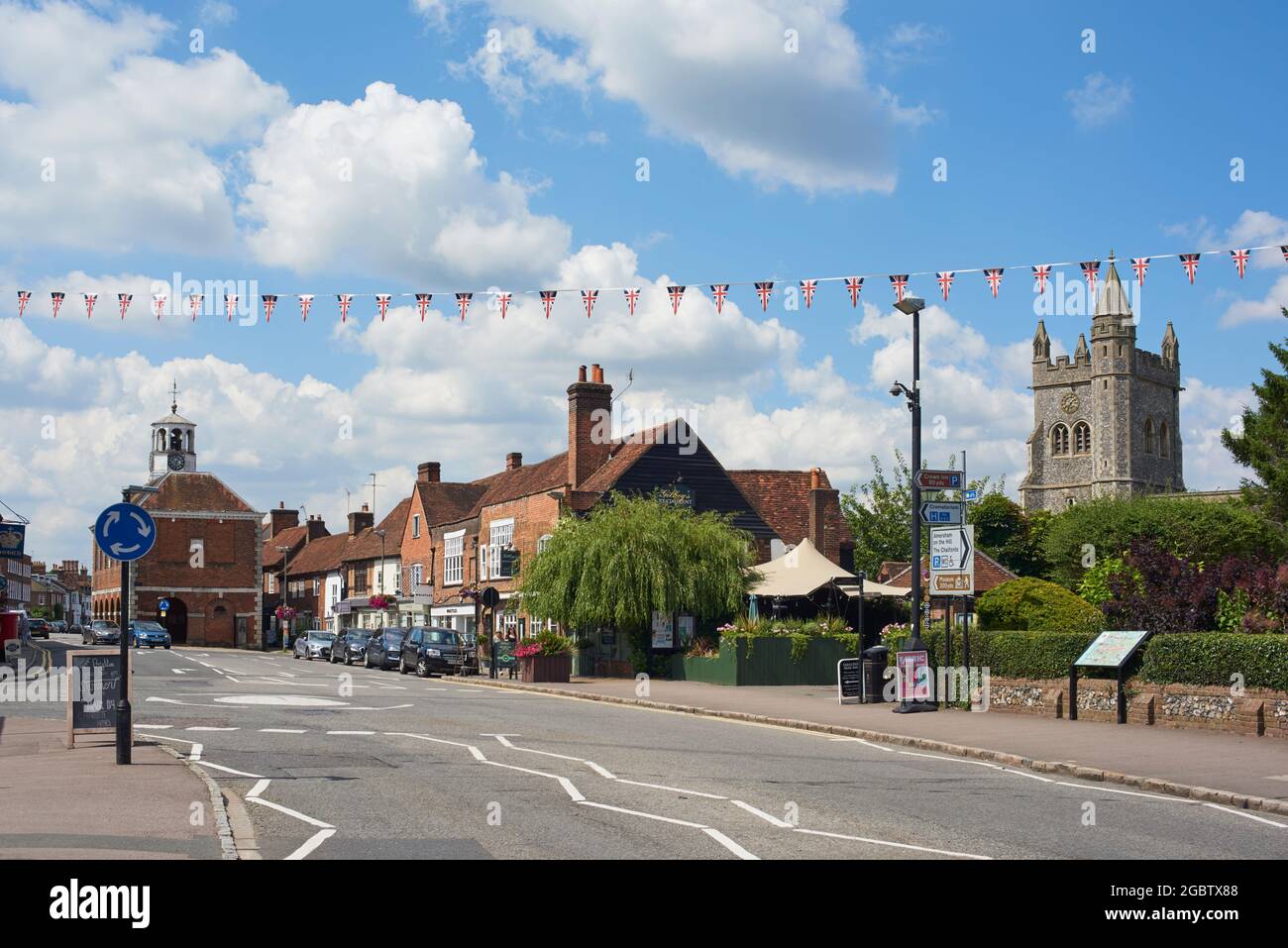 La Broadway a Old Amersham, Buckinghamshire, Inghilterra meridionale, con il Market Hall e la torre della chiesa di St Mary Foto Stock