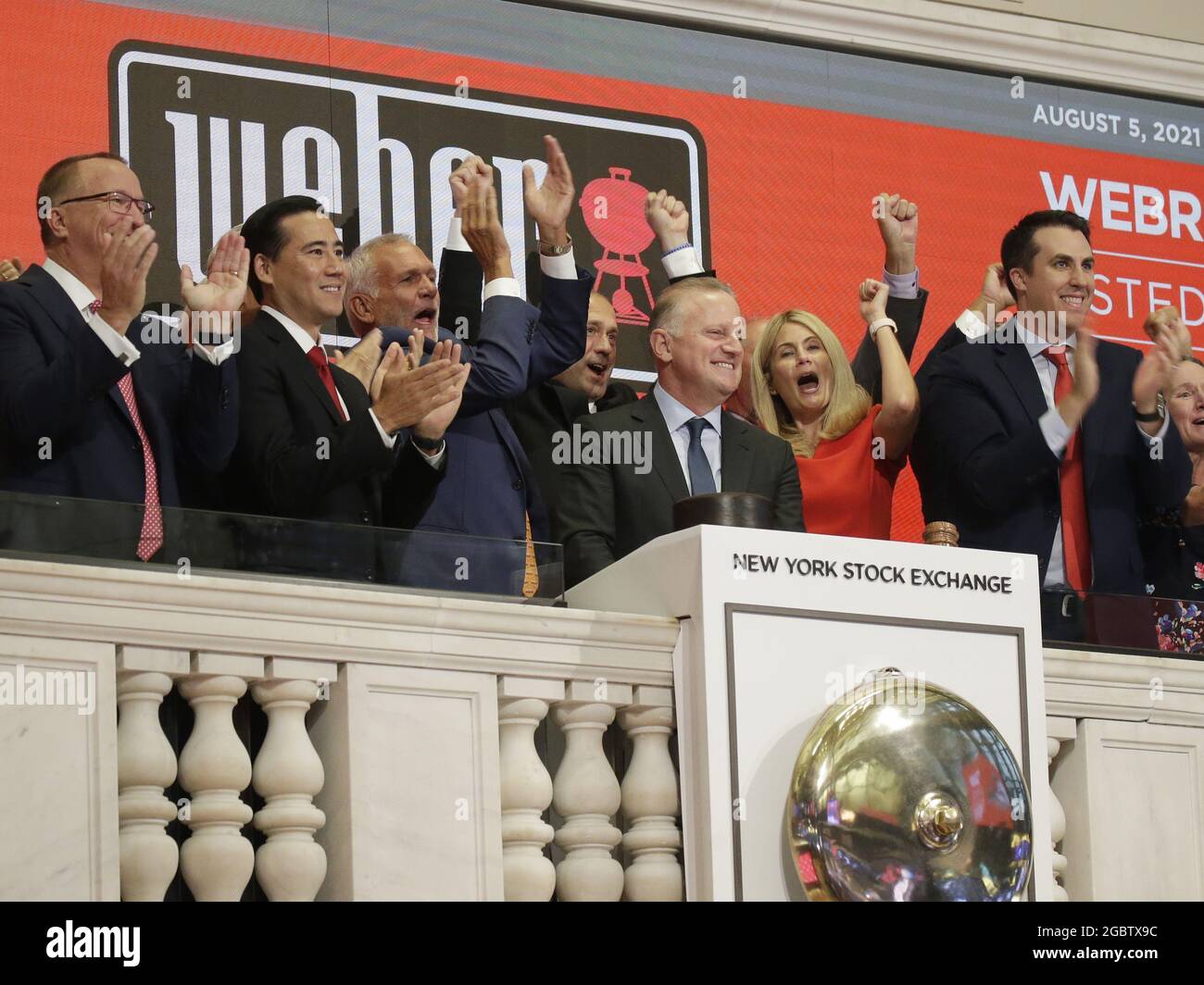 Jarrod McCarroll rand, CEO di Weber, altri rappresentanti dell'azienda suonano la campana di apertura prima che Weber Inc. Inizi a negoziare presso la Borsa di New York su Wall Street a New York City giovedì 5 agosto 2021. Foto di John Angelillo/UPI Foto Stock