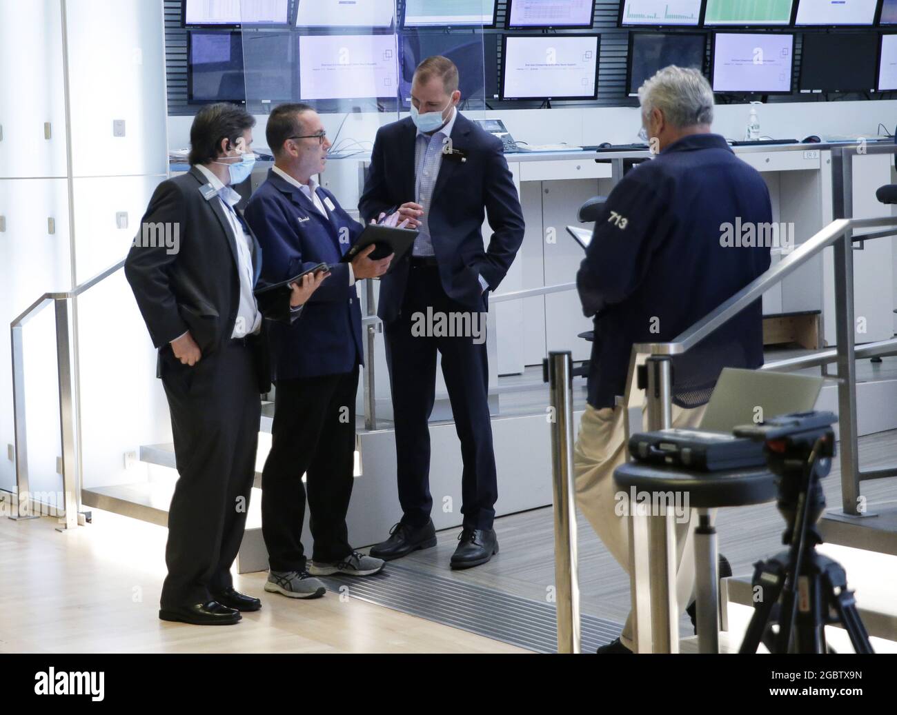 I commercianti lavorano sul pavimento della NYSE il giorno che il produttore di griglia Weber Inc. Comincia a commerciare alla borsa di New York su Wall Street a New York City giovedì 5 agosto 2021. Foto di John Angelillo/UPI Foto Stock