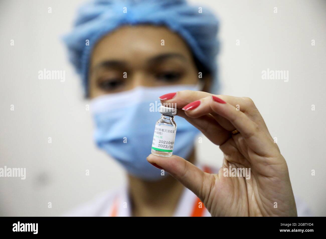 Dhaka, Bangladesh . 05 agosto 2021. Dhaka, Bangladesh, 5 agosto 2021: Un operatore sanitario prepara una dose contro la malattia di Covid-19 durante la campagna di vaccinazione nazionale, il programma del governo del Bangladesh di inoculare 10 milioni di persone in una settimana si concentra principalmente sulle persone che vivono a livello sindacale e di reparto. Credit: Maruf Rahman /Eyepix Group/Alamy Live News Credit: Eyepix Group/Alamy Live News Foto Stock