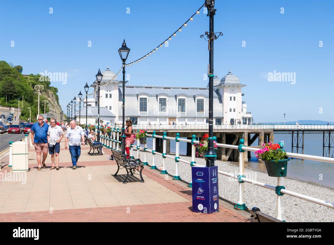 Beach Road Penarth con il lungomare, Penarth Beach e Penarth Pier Penarth vale di Glamorgan Galles del Sud GB UK Europa Foto Stock