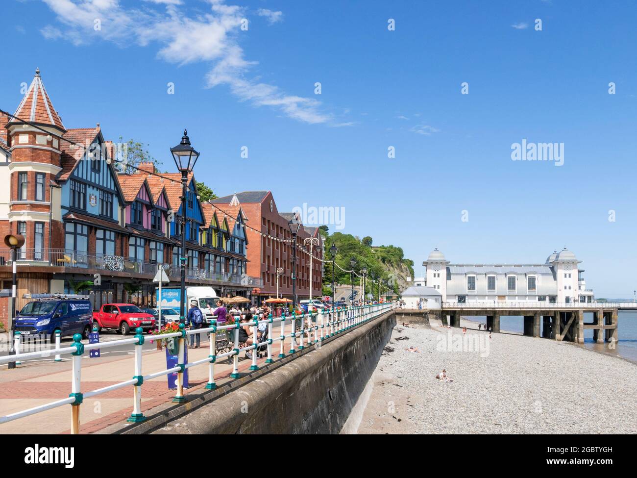 Beach Road Penarth con il lungomare, Penarth Beach e Penarth Pier Penarth vale di Glamorgan Galles del Sud GB UK Europa Foto Stock